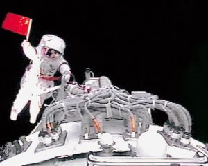 神舟七号航天员出舱高举国旗 神舟七号航天员出舱高举国旗