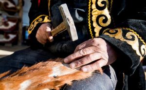 哈萨克族马皮滑雪板制作技艺