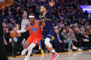 普尔30分末节18分勇士逆转擒雷霆升至西部第五！库里34分