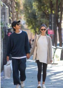 宋仲基罗马约会十指紧扣，感情相当甜蜜