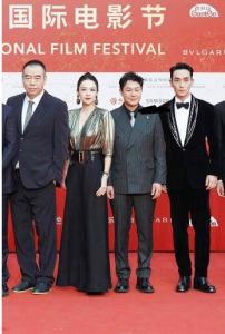 张颂文讨好陈凯歌,合影站C位,北影节后台才是“名利场”! 张颂文讨好陈凯歌,合影站C位,北影节后台才是“名利场”!