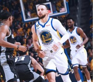 库里32+5率勇士险胜国王