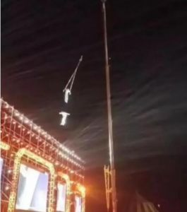 杂技女演员演出时坠亡 ，官方叫停活动。