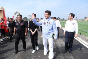 成龙出席公益活动照片