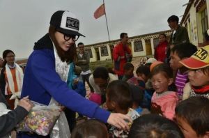 唐嫣公益活动照