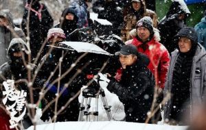 张艺谋拍摄《悬崖之上》剧照照