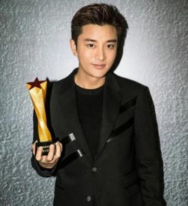 贾乃亮获卓越艺人奖