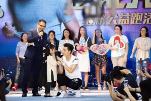 贾乃亮公益活动照片