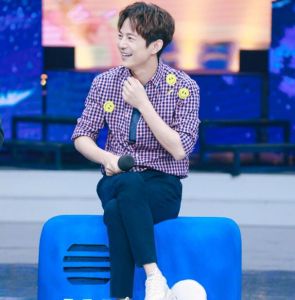 何炅主持节目照