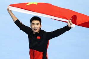 高亭宇身披中国红旗照