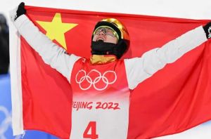 齐广璞身披红旗照片