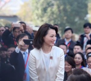 董卿出席活动照片