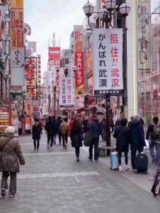 日本街头“中文标语”走红